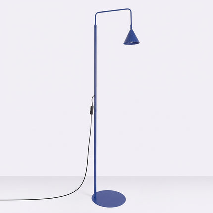 Lampadaire Bergen cône bleu outremer, vue en situation sur fond clair