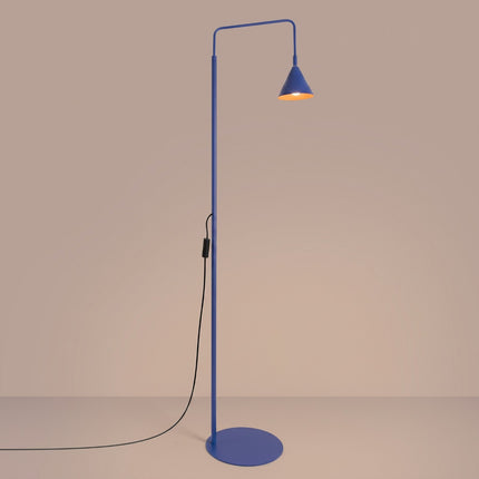 Lampadaire Bergen cône bleu outremer, lumière allumée