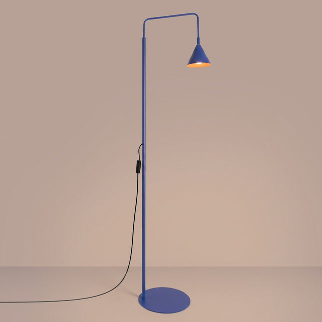 Lampadaire Bergen cône bleu outremer, lumière allumée