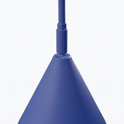 Lampadaire Bergen cône bleu outremer sur fond coloré, vue de trois quarts