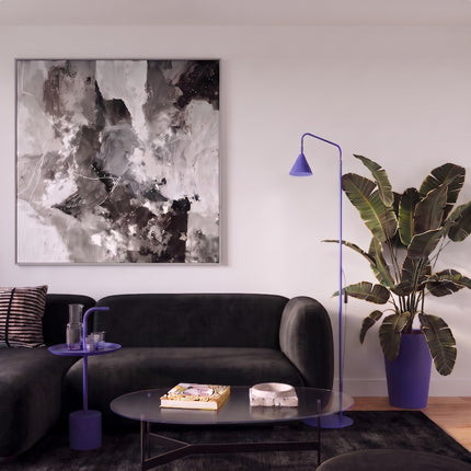 Lampadaire Bergen cône bleu outremer dans une pièce à vivre