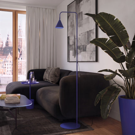 Lampadaire Bergen cône bleu outremer au-dessus d'une table