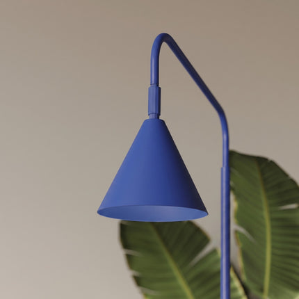 Lampadaire Bergen cône bleu outremer dans un intérieur contemporain