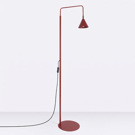 Lampadaire Bergen cône bordeaux, vue en situation sur fond clair