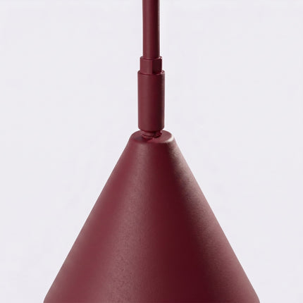 Lampadaire Bergen cône bordeaux sur fond coloré, vue de trois quarts