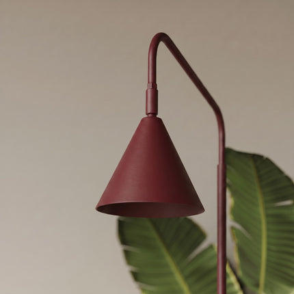 Lampadaire Bergen cône bordeaux dans un intérieur contemporain