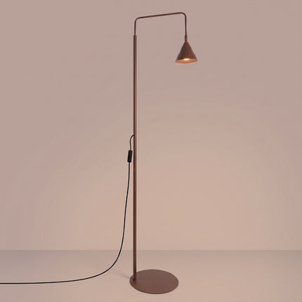 Lampadaire Bergen cône brun chocolat, lumière allumée