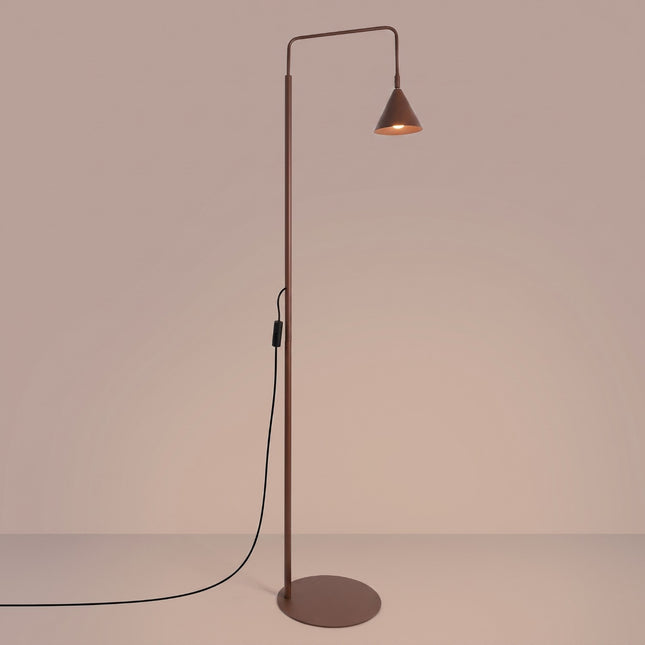 Lampadaire Bergen cône brun chocolat, lumière allumée