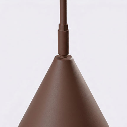 Lampadaire Bergen cône brun chocolat sur fond coloré, vue de trois quarts