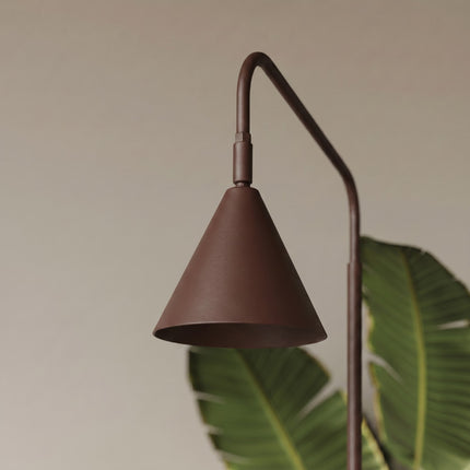 Lampadaire Bergen cône brun chocolat dans un intérieur contemporain