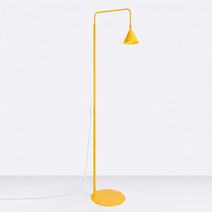 Lampadaire Bergen cône jaune ambré, vue en situation sur fond clair