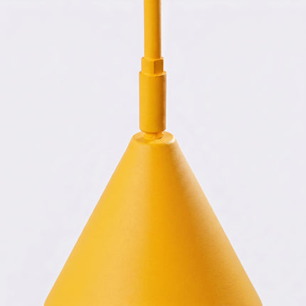 Lampadaire Bergen cône jaune ambré sur fond coloré, vue de trois quarts