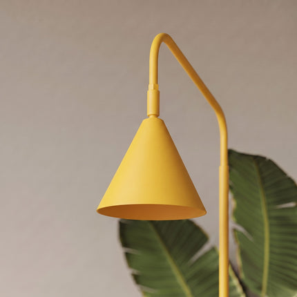 Lampadaire Bergen cône jaune ambré dans un intérieur contemporain