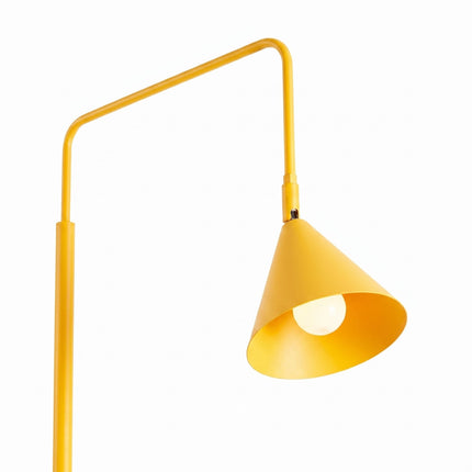 Lampadaire Bergen cône jaune ambré, packshot de trois quarts