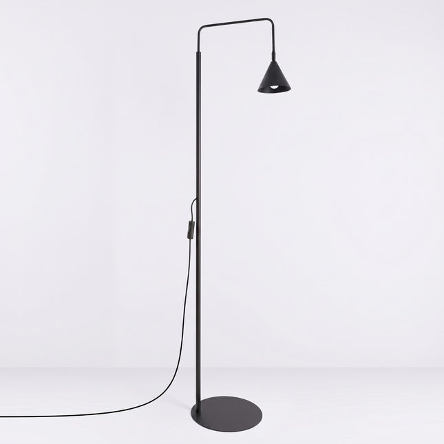 Lampadaire Bergen Cône en Acier Noire, vue en situation