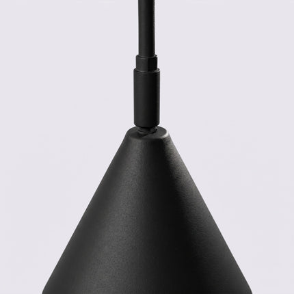 Lampadaire Bergen Cône en Acier Noire, vue sur fond coloré