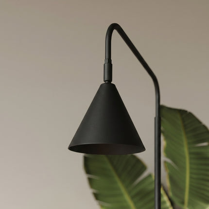 Lampadaire Bergen Cône en Acier Noire, mise en situation 3