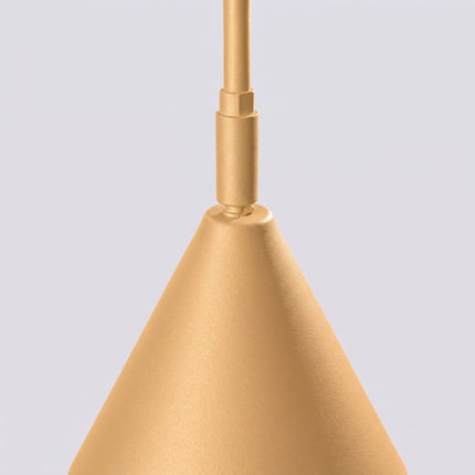 Lampadaire Bergen cône or sur fond coloré, vue de trois quarts