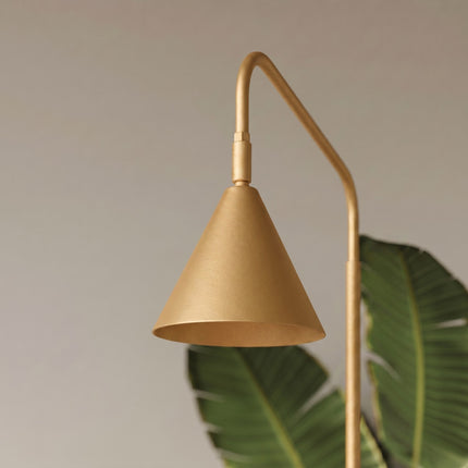 Lampadaire Bergen cône or dans un intérieur contemporain