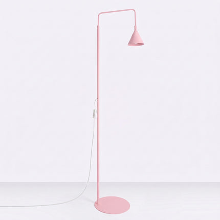 Lampadaire Bergen cône rose poudré, vue en situation sur fond clair