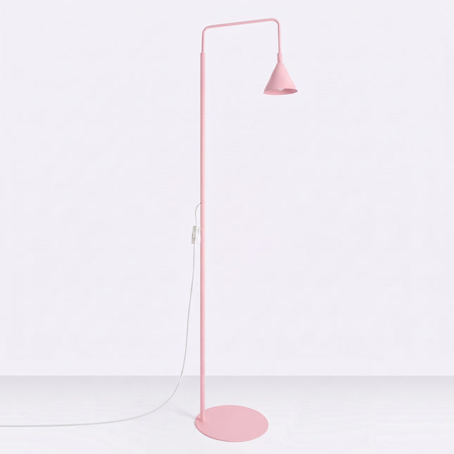 Lampadaire Bergen cône rose poudré, vue en situation sur fond clair