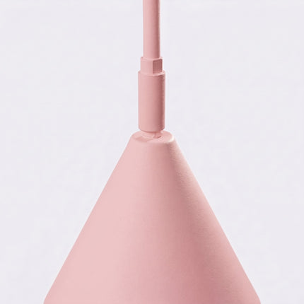 Lampadaire Bergen cône rose poudré sur fond coloré, vue de trois quarts