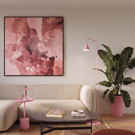 Lampadaire Bergen cône rose poudré dans une pièce à vivre
