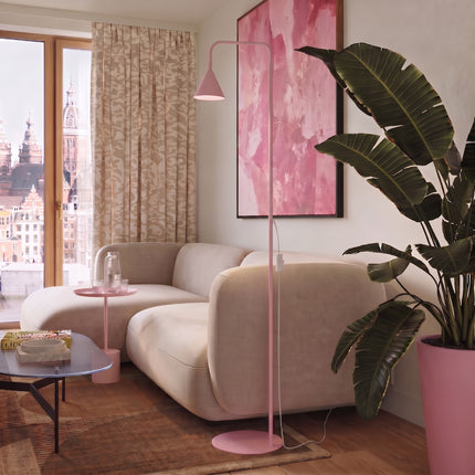Lampadaire Bergen cône rose poudré au-dessus d'une table