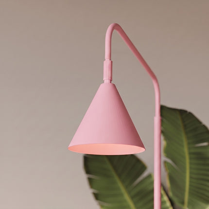 Lampadaire Bergen cône rose poudré dans un intérieur contemporain