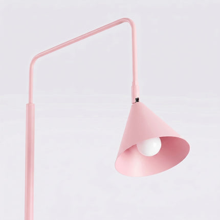 Lampadaire Bergen cône rose poudré, packshot de trois quarts