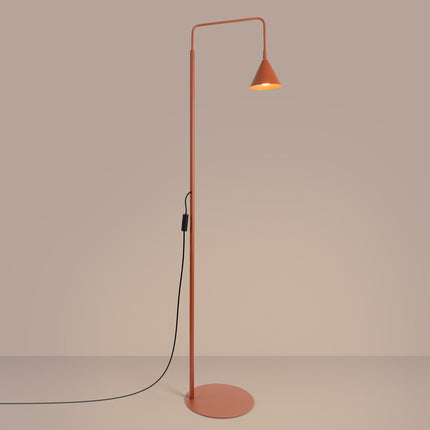 Lampadaire Bergen Cône en Acier Rouge Ocre, lumière allumée