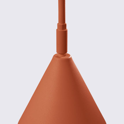 Lampadaire Bergen Cône en Acier Rouge Ocre, vue sur fond coloré