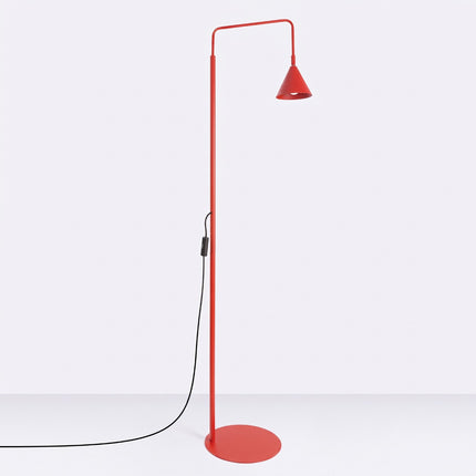 Lampadaire Bergen cône rouge vif, vue en situation sur fond clair