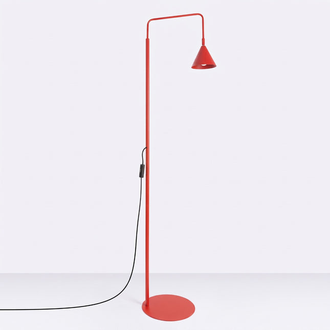Lampadaire Bergen cône rouge vif, vue en situation sur fond clair