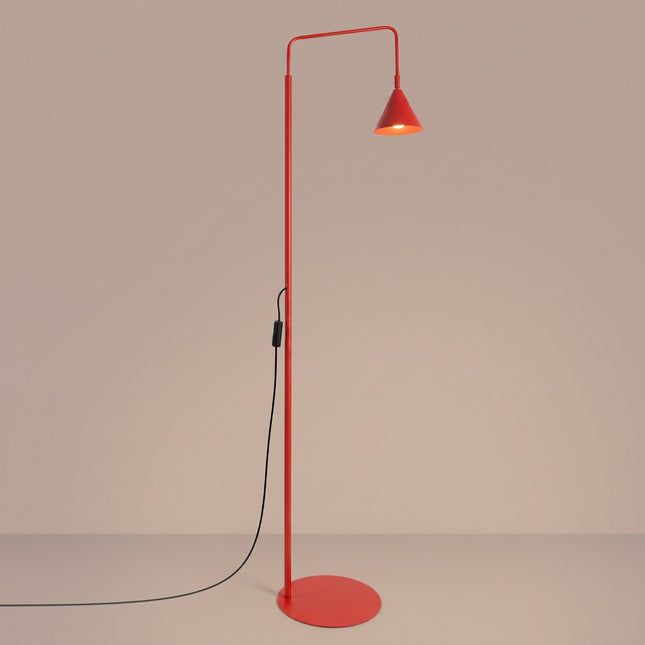 Lampadaire Bergen cône rouge vif, lumière allumée
