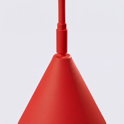 Lampadaire Bergen cône rouge vif sur fond coloré, vue de trois quarts