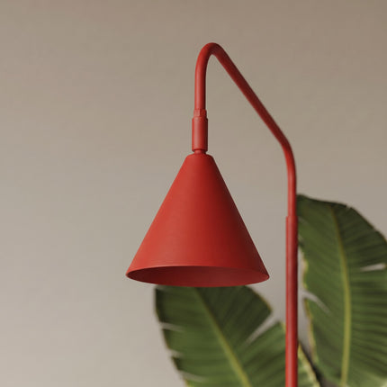 Lampadaire Bergen cône rouge vif dans un intérieur contemporain