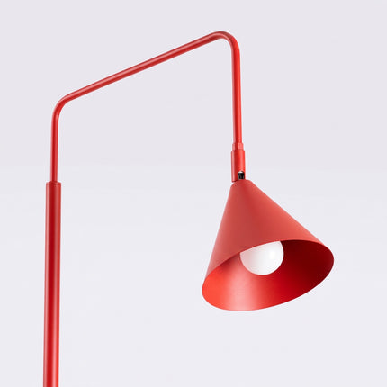 Lampadaire Bergen cône rouge vif, packshot de trois quarts