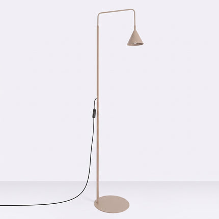 Lampadaire Bergen cône taupe, vue en situation sur fond clair