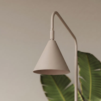 Lampadaire Bergen cône taupe dans un intérieur contemporain