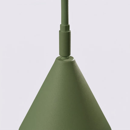 Lampadaire Bergen Cône en Acier Vert Olive, vue sur fond coloré