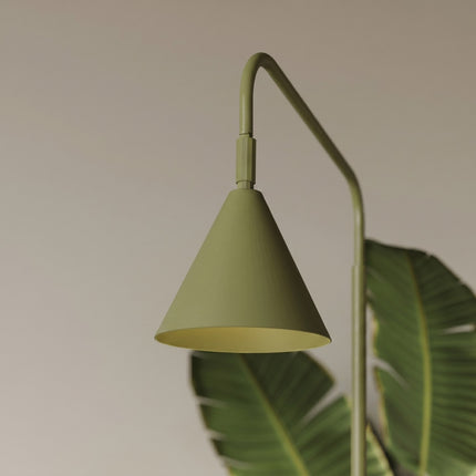 Lampadaire Bergen Cône en Acier Vert Olive, mise en situation 3