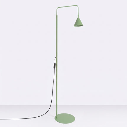 Lampadaire Bergen cône vert sauge, vue en situation sur fond clair