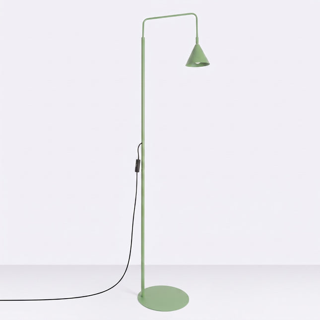 Lampadaire Bergen cône vert sauge, vue en situation sur fond clair