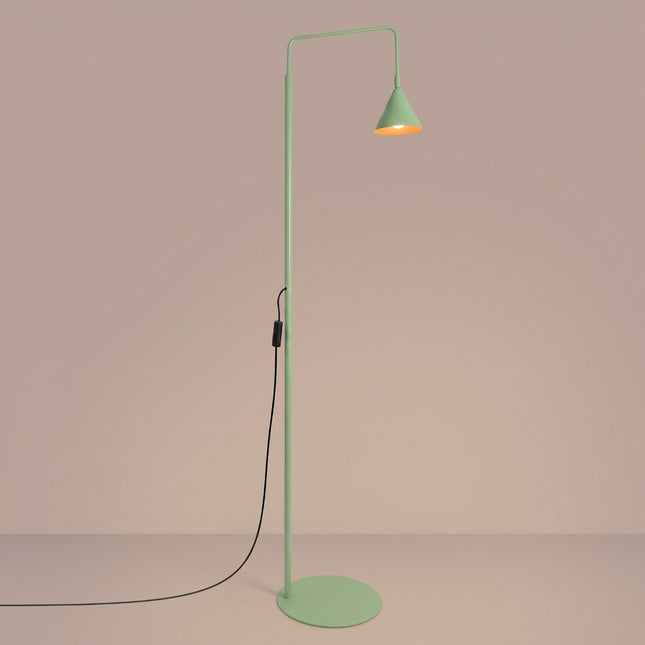 Lampadaire Bergen cône vert sauge, lumière allumée