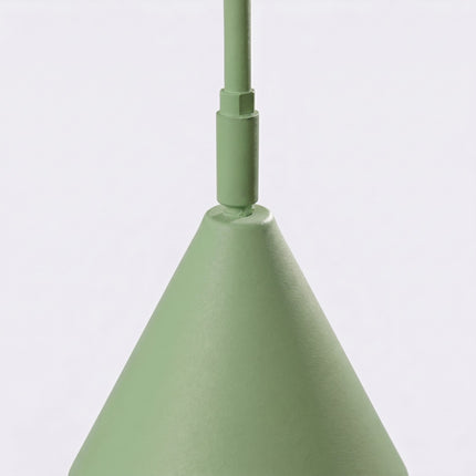 Lampadaire Bergen cône vert sauge sur fond coloré, vue de trois quarts
