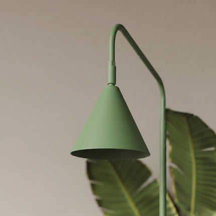 Lampadaire Bergen cône vert sauge dans un intérieur contemporain
