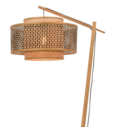 Lampadaire Bhutan allumé, lumière chaude filtrant à travers l'abat-jour tressé en bambou naturel et noir