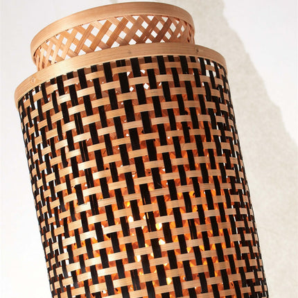 Détail du tressage en bambou noir et naturel de l'abat-jour du lampadaire Bhutan, effet lumière