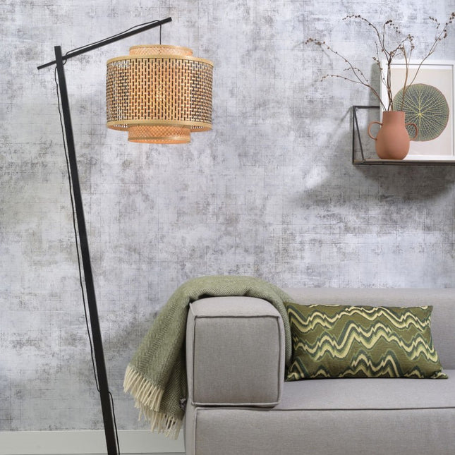 Lampadaire Bhutan en bambou tressé noir et naturel, potence métal noir, dans un salon avec canapé gris